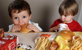 В Минздравсоцразвития подсчитали, как часто дети питаются фастфудом