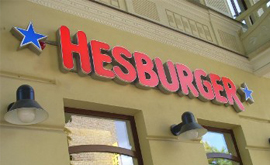 Работника Hesburger наказали за «слив» информации о червях в салате