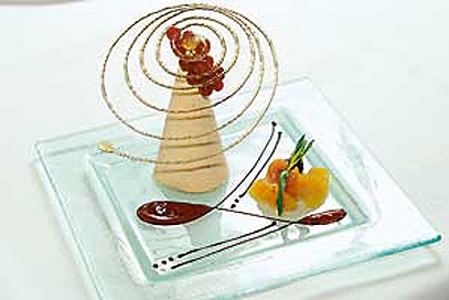 Парфе с печеньем «Амаретти» с джемом из физалиса с добавлением ванили и спиралью из карамели