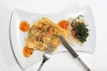 Жареные яйца, фаршированные миксом из овощей и морепродуктов в устричном соусе (на 1 порцию)