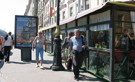 В Петербурге возобновили борьбу с уличными кафе